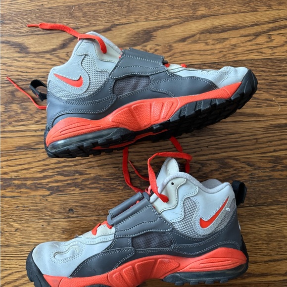 Nike Diamond Turf- (Deion Sanders)
Gray and Orange Sneakers with Dynamic Design - Picture 2 of 16